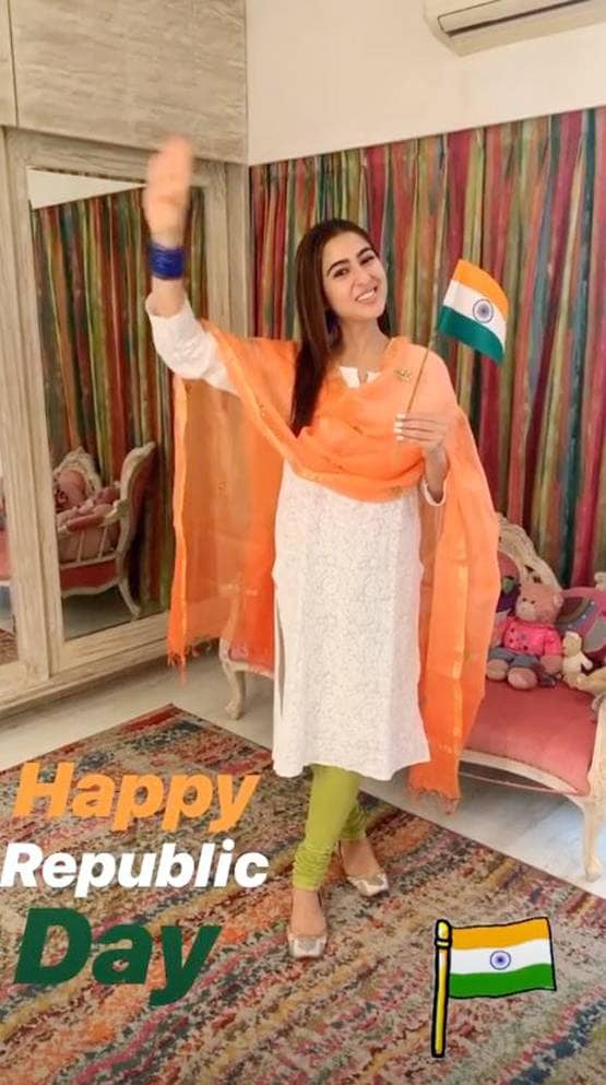 हाथ में तिरंगा-ट्रेडिशनल आउटफिट, गणतंत्र दिवस पर सारा का देश को सलाम