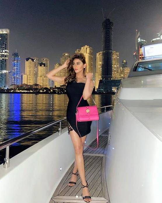 बिकिनी में क्रिस्टल का बोल्ड लुक, पूल में एन्जॉय कर रहीं फ्लोटिंग ब्रेकफास्ट