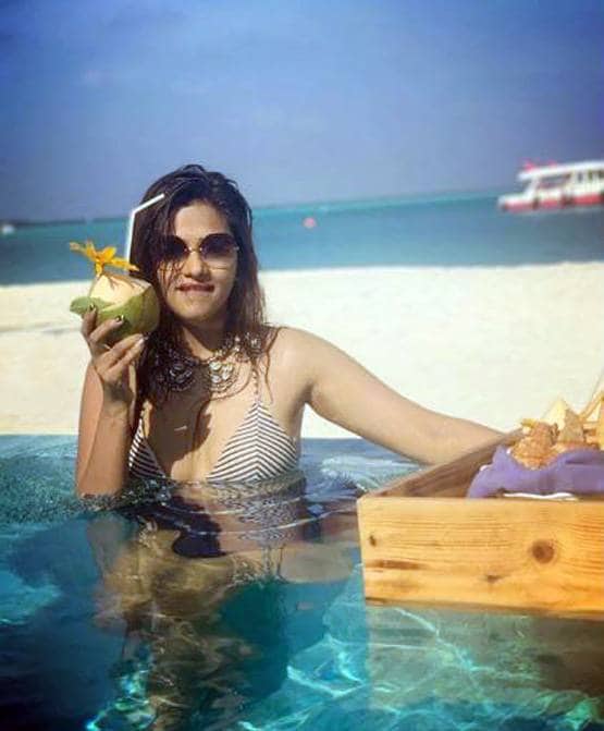 बिग बॉस से बेघर होने के बाद वेकेशन पर दलजीत कौर, बोल्ड लुक में दिखीं