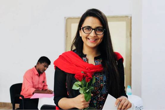 3 प्रीलिम्स, 3 मेन्स, 3 इंटरव्यू, ऐसे इंजीनियर से IAS टॉपर बनी ये लड़की