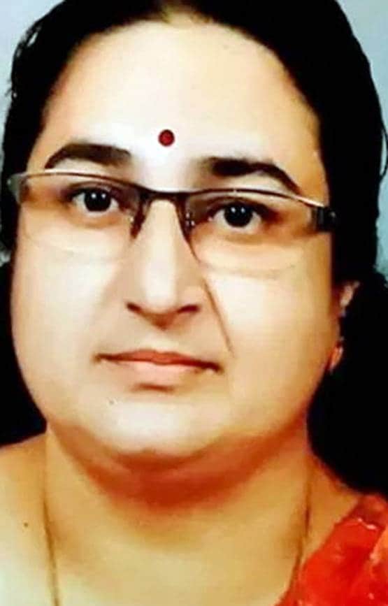 अनुराधा पौडवाल पर 50 करोड़ का केस, महिला ने किया बेटी होने का दावा