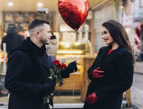 जानें, ऑफिस में फ्लर्ट करना सेहत के लिए है कितना फायदेमंद