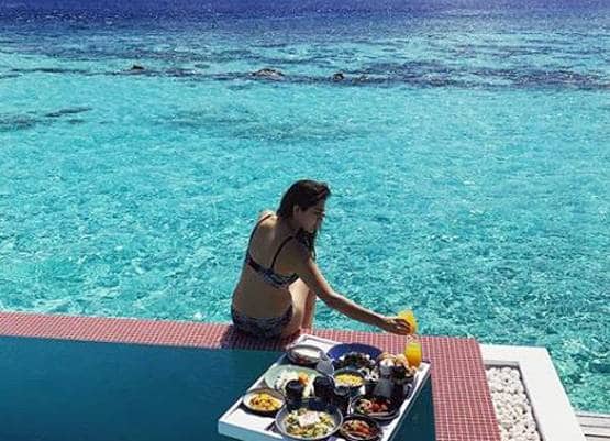 मालदीव में सारा का बिकिनी लुक, फ्लोटिंग ब्रेकफास्ट किया एंन्जॉय