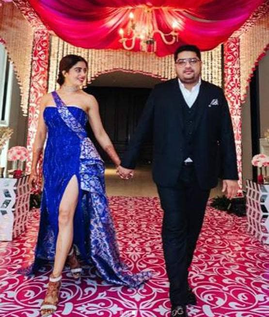 रिसेप्शन में ब्लू हाई स्लिट गाउन में पहने नजर आईं नेहा, देखें स्टनिंग लुक