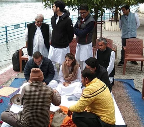 गंगा में विलीन हुईं ऋतु नंदा की अस्थ‍ियां, परिवार समेत अभिषेक ने की अंतिम विध‍ि