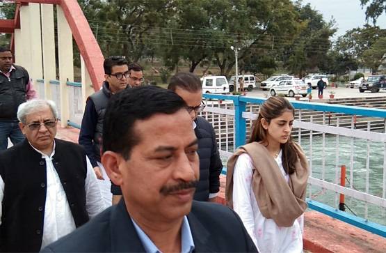 गंगा में विलीन हुईं ऋतु नंदा की अस्थ‍ियां, परिवार समेत अभिषेक ने की अंतिम विध‍ि