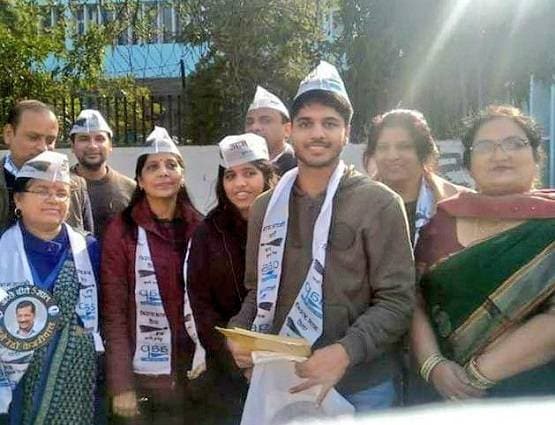 चुनाव प्रचार में उतरी 'केजरीवाल फैमिली', पिता के नक्शेकदम पर IITian बेटी