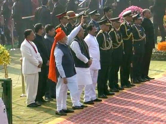 केसरिया पगड़ी-नीली सदरी, गणतंत्र दिवस पर इस अंदाज में नजर आए PM मोदी