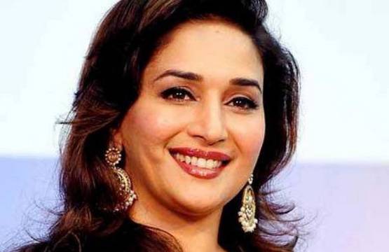 श्रीदेवी से माधुरी तक, इन एक्ट्रेसेस ने पिता-बेटे संग किया ऑनस्क्रीन रोमांस