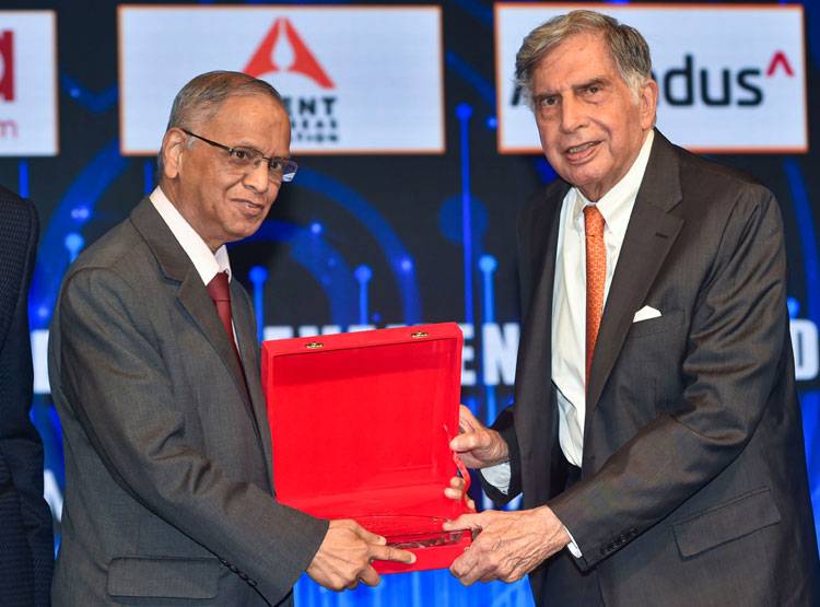 रतन टाटा के आगे नारायणमूर्ति नतमस्‍तक, दिल को छू लेगी ये तस्‍वीर