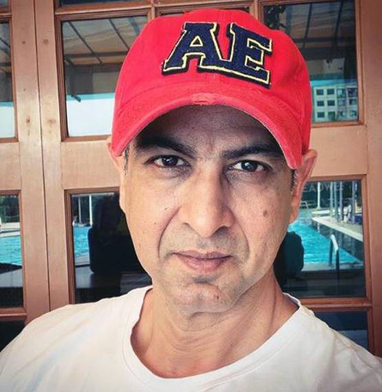 पत्नी संग रोनित रॉय का लिपलॉक, लोग बोले- एक-दूजे के लिए बने