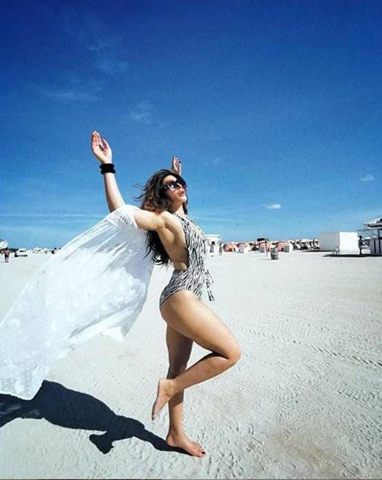 शमा सिकंदर का बोल्ड लुक आया सामने, बिकिनी में तस्वीरें हुई वायरल