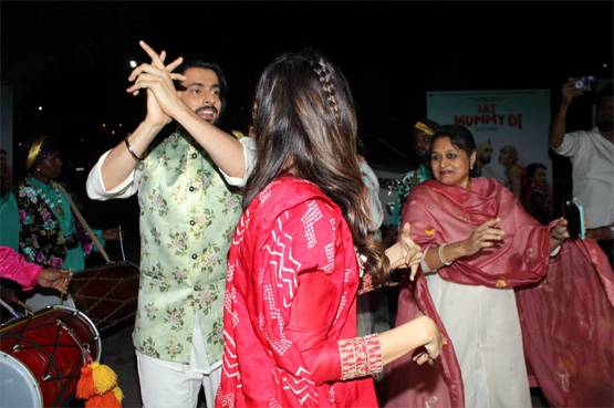 'जय मम्मी दी' की स्टारकास्ट पर लोहड़ी का रंग, सनी संग सोनाली का डांस