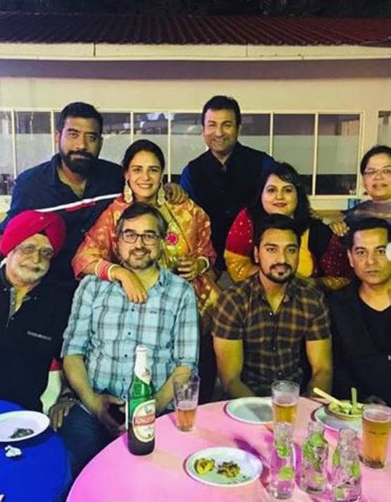 शादी के बाद मोना सिंह की पहली लोहड़ी, फैमिली संग यूं किया एंजॉय