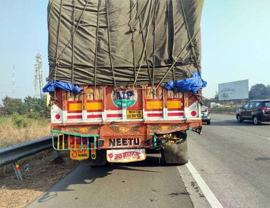 ट्रक से भिड़ी शबाना आजमी की कार, देखें हादसे की तस्वीरें