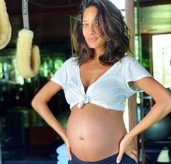 लीजा ने बिकिनी में फ्लॉन्ट किया बेबी बंप, बताया कब आएगी गुड न्यूज