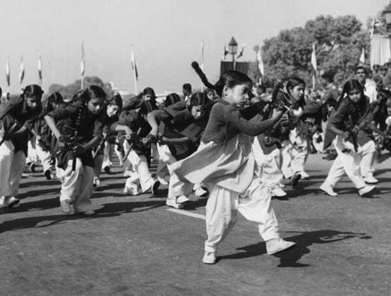 1950 में हुई थी आजाद भारत की पहली परेड, यहां देखें Old Photos