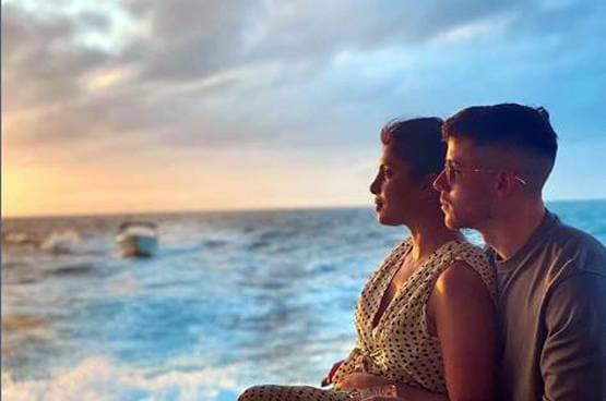 निक संग प्रियंका चोपड़ा का रोमांस, समंदर किनारे किया KISS