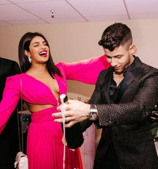 न्यू ईयर पर प्रियंका ने पहना पिंक कट-आउट गाउन, ये है कीमत