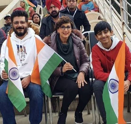 वाघा बॉर्डर पर फीमेल आर्मी ऑफिसर्स संग सोनाली बेंद्रे ने दिए पोज