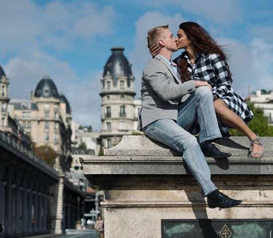 टीवी एक्ट्रेस आशका का पति संग अंडर वॉटर स्लो मोशन लिपलॉक, VIDEO