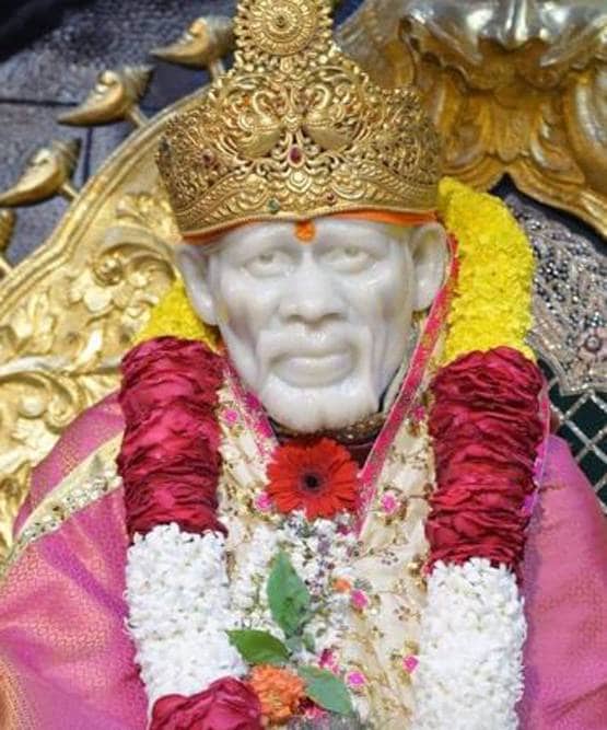 नोटों की गड्डिया चढ़ाते हैं भक्त, जानें- कितनी है शिरडी मंदिर की संपत्ति