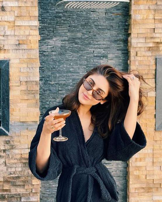 बिकिनी में क्रिस्टल का बोल्ड लुक, पूल में एन्जॉय कर रहीं फ्लोटिंग ब्रेकफास्ट