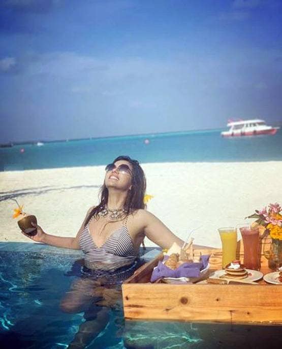 इस TV एक्टर संग मालदीव में वेकेशन एंजॉय कर रहीं दलजीत, Photos