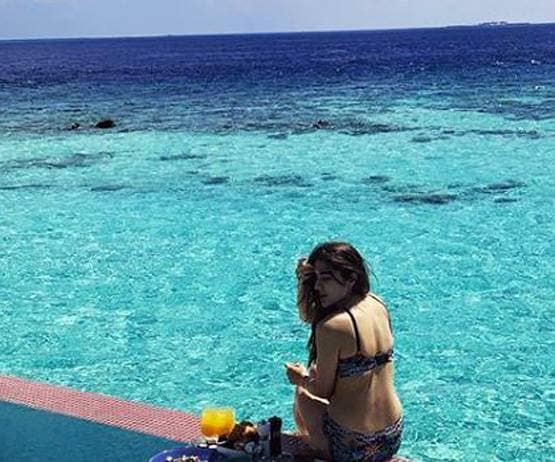 मालदीव में सारा का बिकिनी लुक, फ्लोटिंग ब्रेकफास्ट किया एंन्जॉय