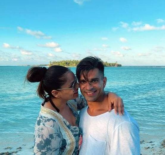 पति करण सिंह ग्रोवर संग वेकेशन पर बिपाशा, ब्लैक बिकिनी में छाया लुक