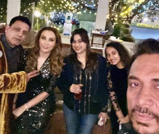 न्यू ईयर बैश में टेबल पर चढ़कर नाचे सलमान, देखें फोटोज