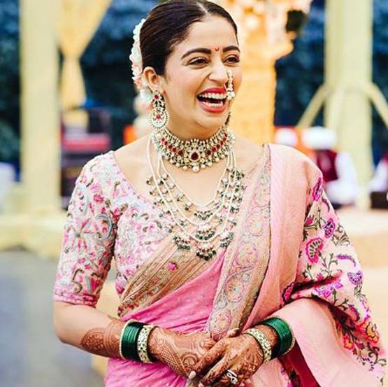 रिसेप्शन में ब्लू हाई स्लिट गाउन में पहने नजर आईं नेहा, देखें स्टनिंग लुक