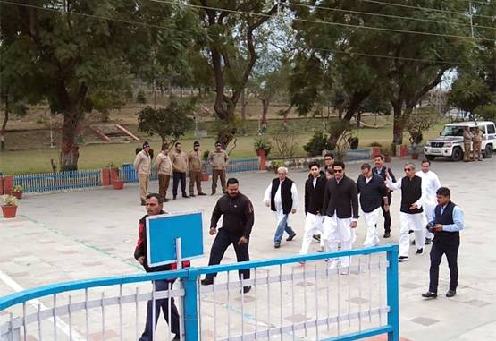 गंगा में विलीन हुईं ऋतु नंदा की अस्थ‍ियां, परिवार समेत अभिषेक ने की अंतिम विध‍ि