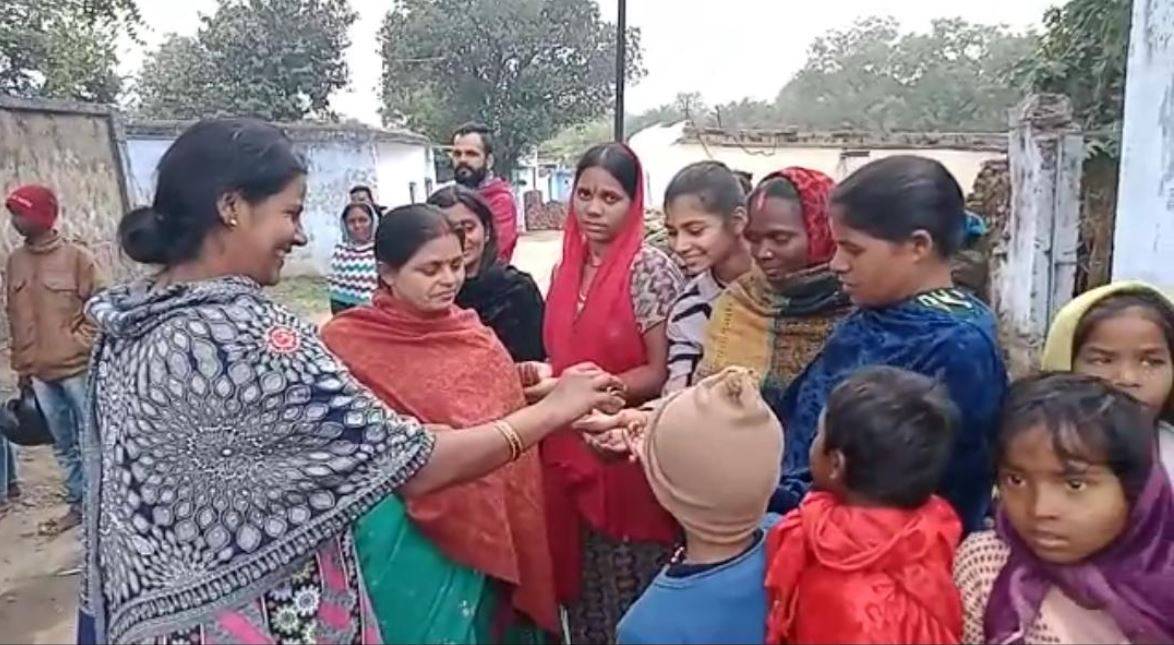 अंधविश्वास, रामगढ़ में चमत्कार मानकर नीम के पेड़ की पूजा करने लगे लोग