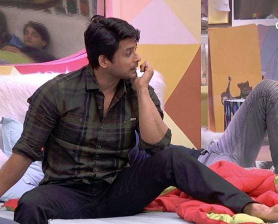 BB: असीम ने सिद्धार्थ संग की बदतमीजी, जूता दिखाकर कहा- चाट ले इसे