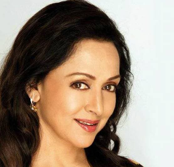 श्रीदेवी से माधुरी तक, इन एक्ट्रेसेस ने पिता-बेटे संग किया ऑनस्क्रीन रोमांस