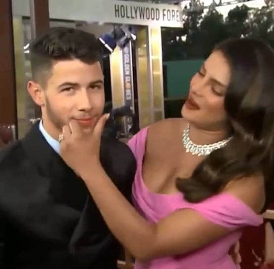 इवेंट में निक को प्रियंका ने किया Kiss, फिर साफ किया लिपस्टिक मार्क