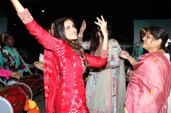 'जय मम्मी दी' की स्टारकास्ट पर लोहड़ी का रंग, सनी संग सोनाली का डांस