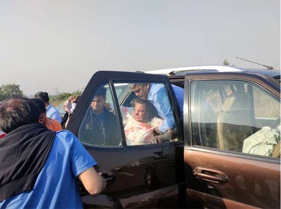 ट्रक से भिड़ी शबाना आजमी की कार, देखें हादसे की तस्वीरें