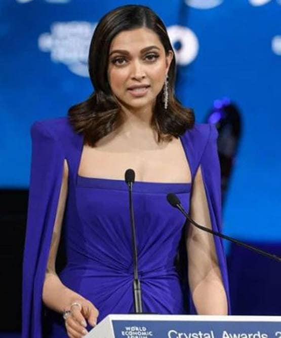 दीपिका पादुकोण को मिला क्रिस्टल अवॉर्ड, फोटोज में देखें स्टनिंग लुक