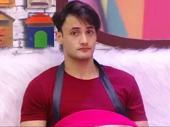 BB: असीम ने सिद्धार्थ संग की बदतमीजी, जूता दिखाकर कहा- चाट ले इसे