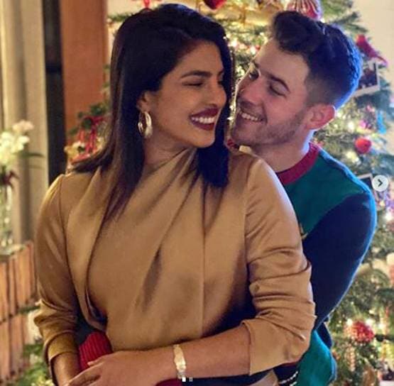 निक संग प्रियंका चोपड़ा का रोमांस, समंदर किनारे किया KISS