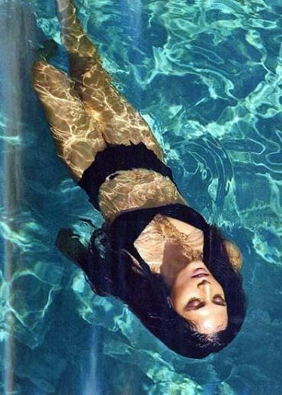 ब्लैक मोनोकनी में छाया ऋचा का बोल्ड लुक, बॉयफ्रेंड को दिया फोटो क्रेडिट