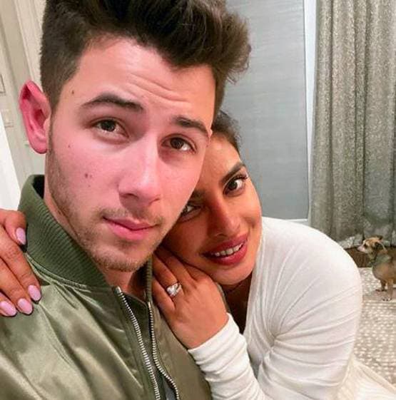 न्यू ईयर पर प्रियंका ने पहना पिंक कट-आउट गाउन, ये है कीमत