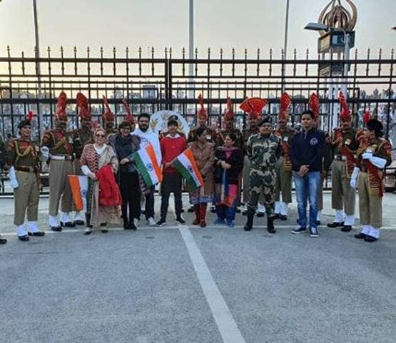 वाघा बॉर्डर पर फीमेल आर्मी ऑफिसर्स संग सोनाली बेंद्रे ने दिए पोज