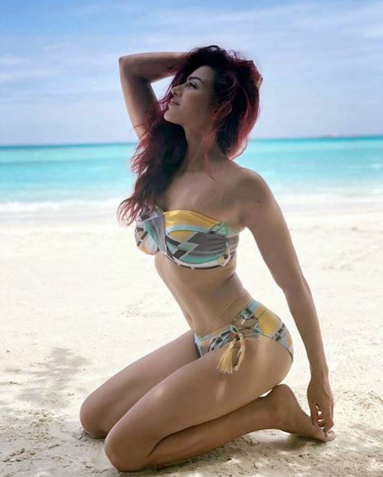 टीवी एक्ट्रेस आशका का पति संग अंडर वॉटर स्लो मोशन लिपलॉक, VIDEO