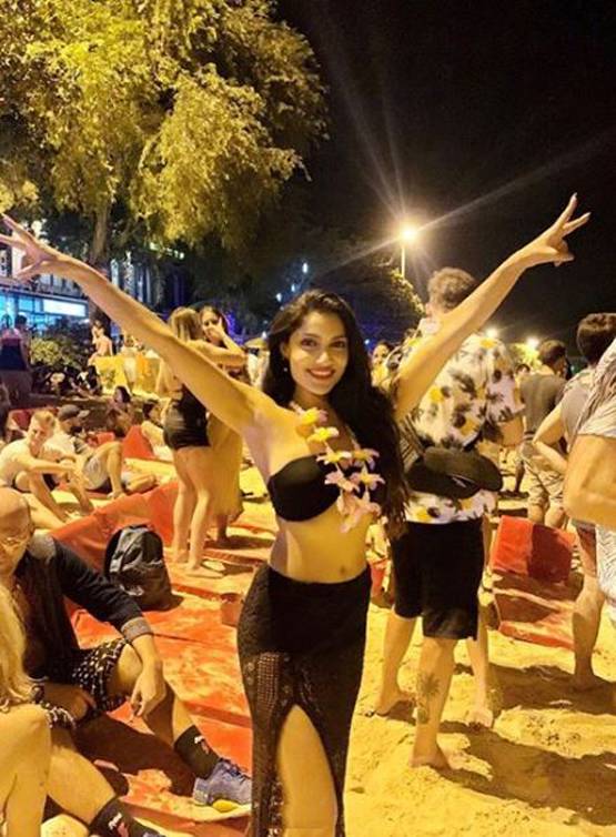 प्यार का पंचनामा फेम एक्ट्रेस का बोल्ड लुक, बिकिनी में शेयर की तस्वीरें