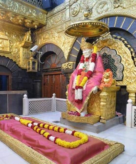 नोटों की गड्डिया चढ़ाते हैं भक्त, जानें- कितनी है शिरडी मंदिर की संपत्ति