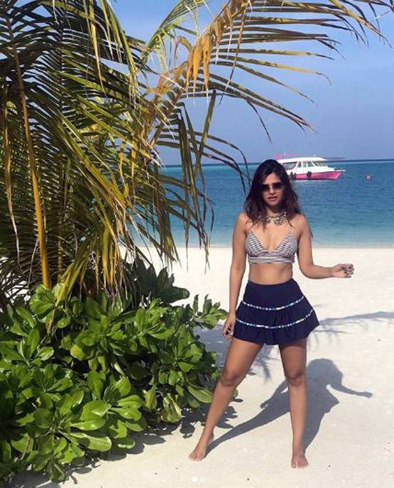 बिग बॉस से बेघर होने के बाद वेकेशन पर दलजीत कौर, बोल्ड लुक में दिखीं