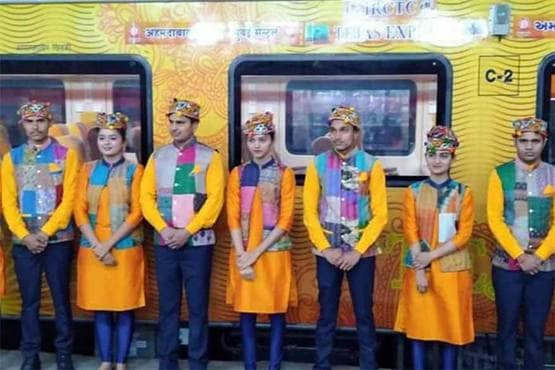 TEJAS EXPRESS: मशहूर शेफ का खाना, LED पर एंटरटेनमेंट, जानें खूबियां